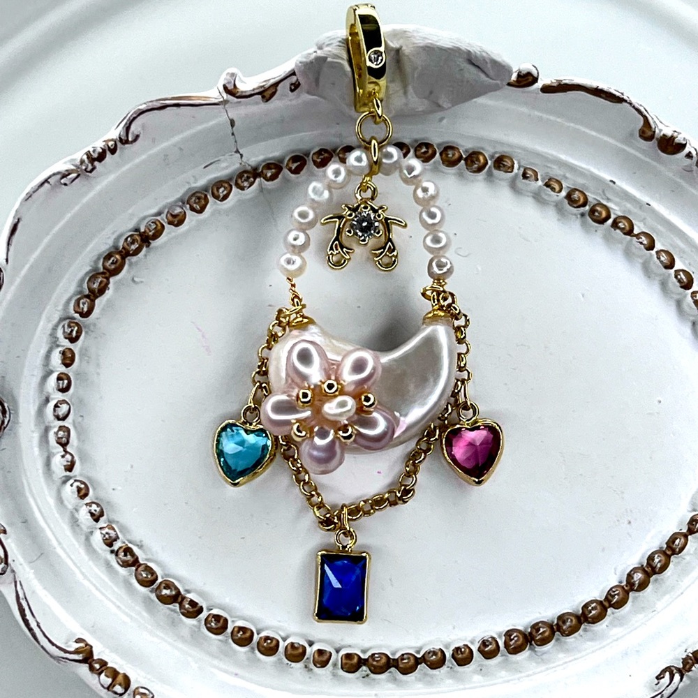 Handmade Freshwater Half Moon 🌙 Flower Purse 👛 Detachable Crystal Pendant